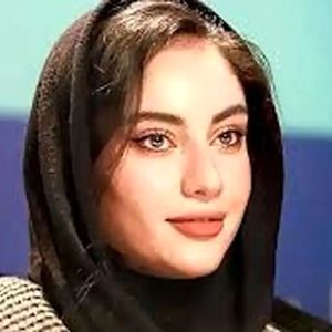 «ترلان پروانه» در حال ساندویچ‌خوردن با «محسن تنابنده»/ عکس