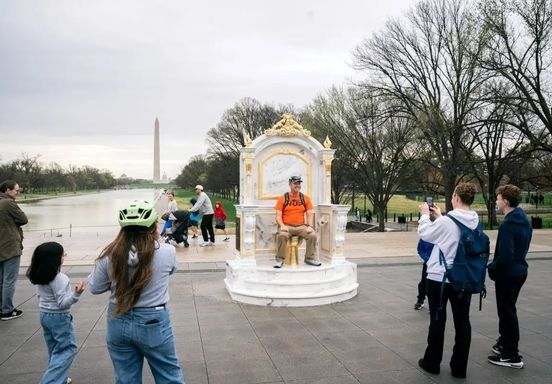 سلفی با «توالت طلایی»/ آمریکایی‌ها برای تحقیر ترامپ با توالت عکس می‌گیرند!