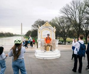 سلفی با «توالت طلایی»/ آمریکایی‌ها برای تحقیر ترامپ با توالت عکس می‌گیرند!