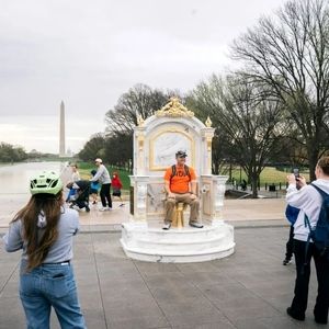 سلفی با «توالت طلایی»/ آمریکایی‌ها برای تحقیر ترامپ با توالت عکس می‌گیرند!
