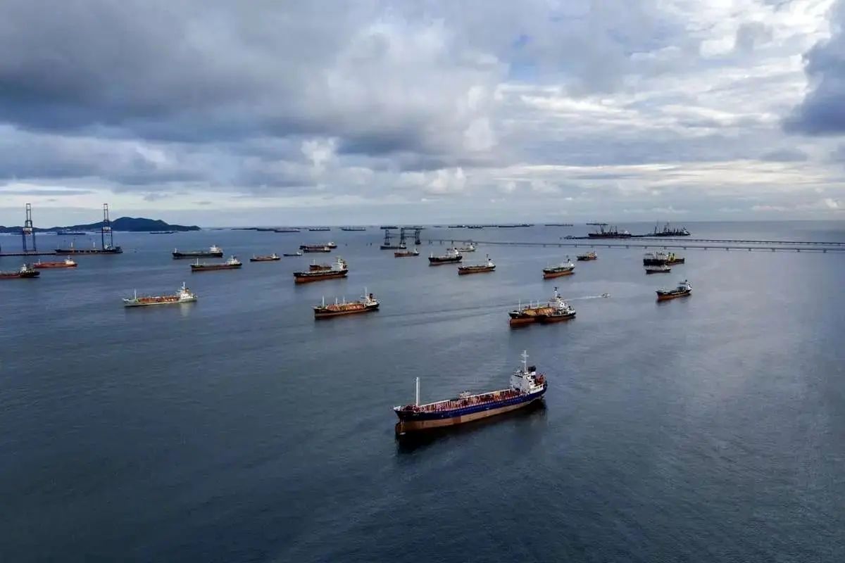 فارس: احتمال تصرف کشتی‌های ایرانی توسط آمریکا