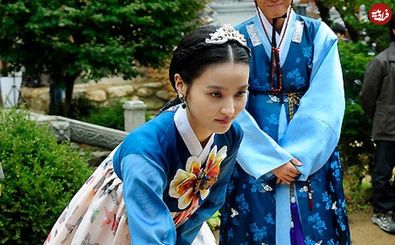  «سوسانو» در حال گذاشتن پاکت پول در دهان خوک