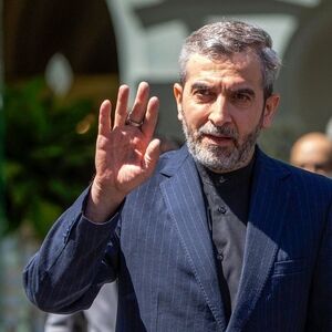 دکتر علی باقری با پای برهنه در تشییع برادر شهیدش/ عکس
