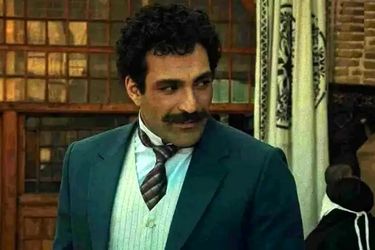 «حمید صفت» در حال خوردن تخم مرغ در پشت صحنه بامداد خمار/ عکس