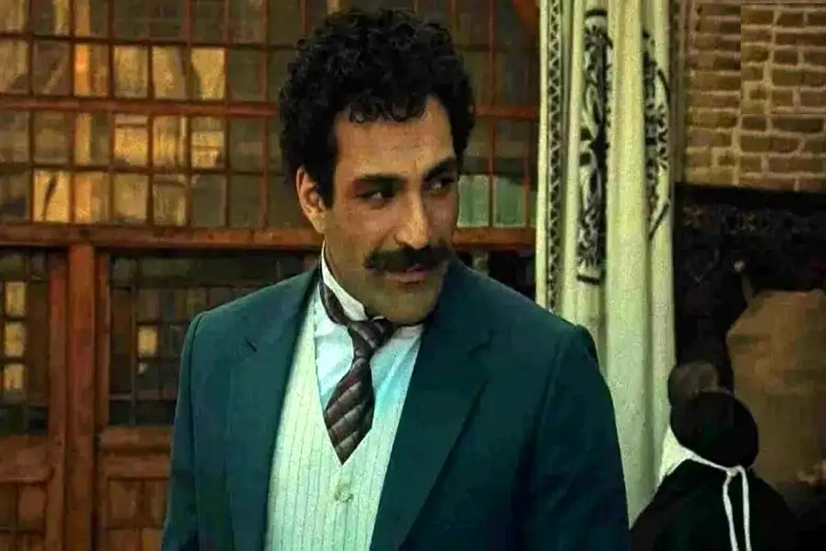 «حمید صفت» در حال خوردن تخم مرغ در پشت صحنه بامداد خمار/ عکس