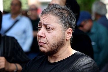 درخواست عجیب از مازیار لرستانی در مراسم ختم اکبر عبدی/ ویدئو