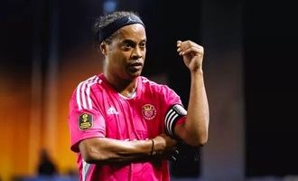 یامال و ستاره‌های بارسلونا با لباس رونالدینیو در نیوکمپ/ عکس