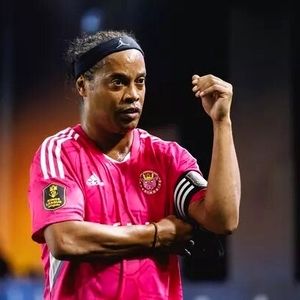 یامال و ستاره‌های بارسلونا با لباس رونالدینیو در نیوکمپ/ عکس