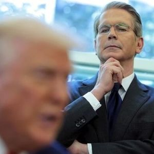 چقدر ادعای وزیر خزانه داری آمریکا درباره بحران بنزین در ایران درست است؟