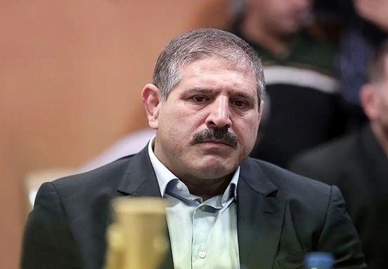 عباس جدیدی کلاشینکف بدست در ایست بازرسی/ عکس