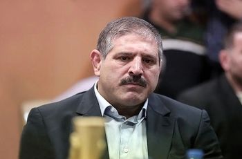 عباس جدیدی کلاشینکف بدست در ایست بازرسی/ عکس