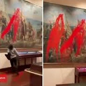 پاشیدن رنگ قرمز روی نقاشی کریستف کلمب/ ویدئو