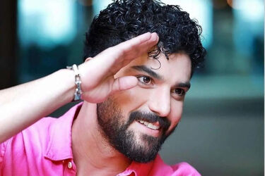 سینا مهراد: دو ماه است نخندیده ام/ نمی‌دانستم نمازم را مسخره می‌کنند