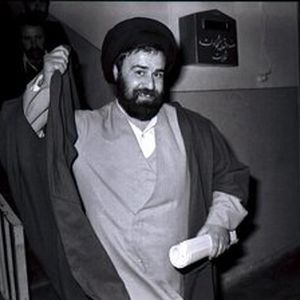 عکسی از اقامه نماز رهبری بر پیکر سید احمد خمینی