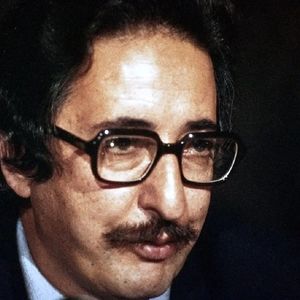 «بنی صدر» با لباس نظامی و سوار بر موتور در جبهه/ عکس