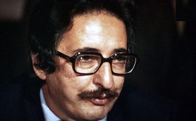 «بنی صدر» با لباس نظامی و سوار بر موتور در جبهه/ عکس