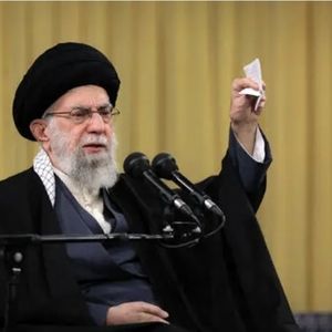 عکسی کمتر دیده شده از رهبر شهید در جبهه 