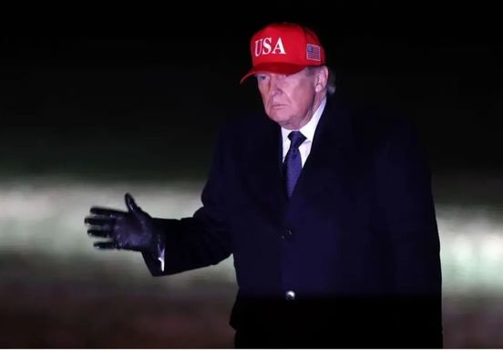 ترامپ مدعی شد: با کمی زمان بیشتر به راحتی تنگه هرمز را باز می کنیم!