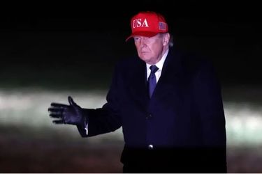 ترامپ مردان کابینه را مجبور کرد کفش او را بپوشند/ عکس