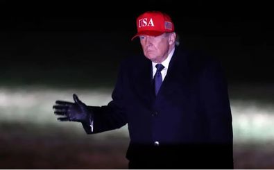 ترامپ مردان کابینه را مجبور کرد کفش او را بپوشند/ عکس