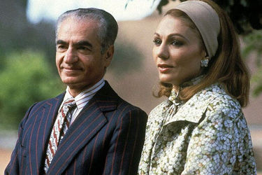 برف بازی شاه پهلوی و فرح دیبا در کاخ نیاوران/ عکس