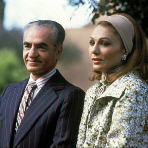 برف بازی شاه پهلوی و فرح دیبا در کاخ نیاوران/ عکس