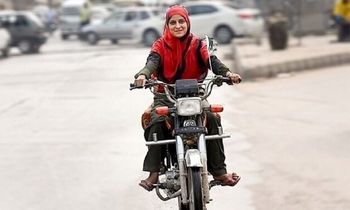 زنان موتورسوار در معابر تهران؛ خیابان پذیرفته، قانون عقب مانده