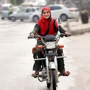 زنان موتورسوار در معابر تهران؛ خیابان پذیرفته، قانون عقب مانده