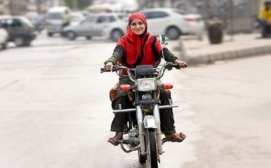 زنان موتورسوار در معابر تهران؛ خیابان پذیرفته، قانون عقب مانده