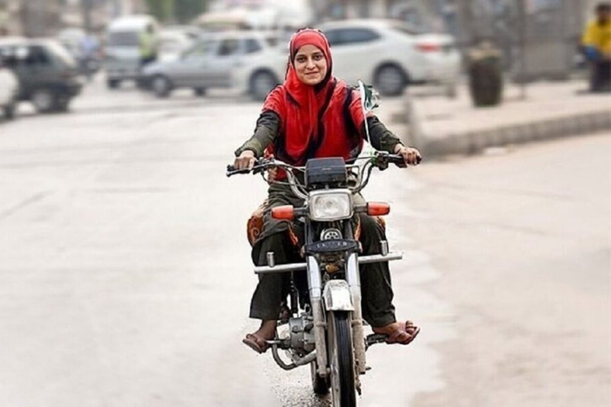 زنان موتورسوار در معابر تهران؛ خیابان پذیرفته، قانون عقب مانده