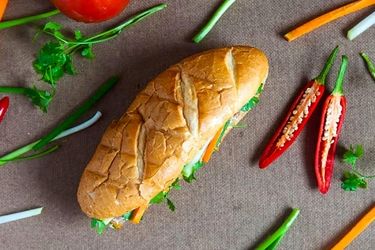 قبل از خرید ساندویچ آماده این نکات را بدانید؛ از ترکیبات تا تاریخ مصرف محصولات نامی نو