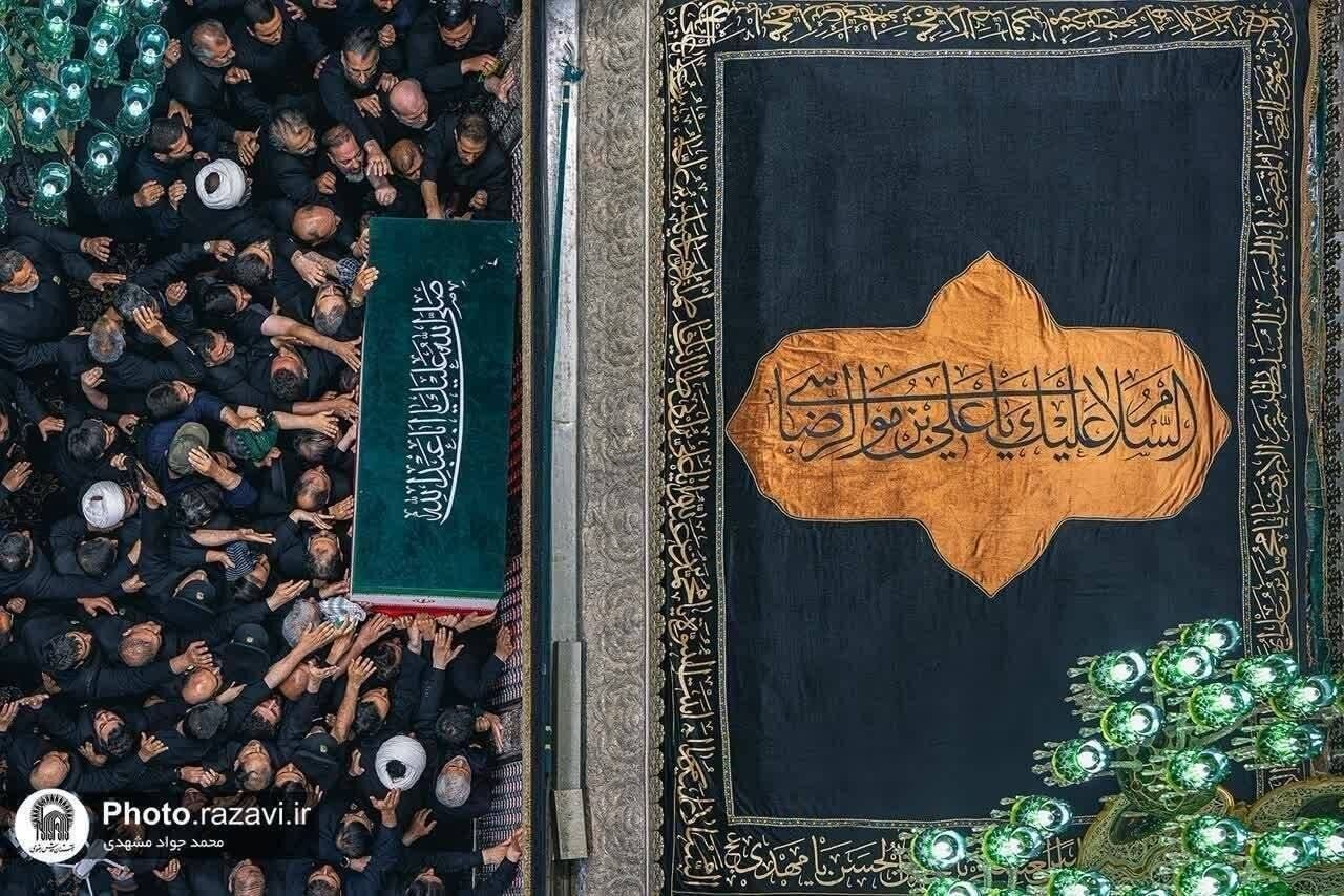 عکس | نمایی ویژه از طواف پیکر رهبر شهید بر گرد ضریح مطهر امام رضا (ع)
