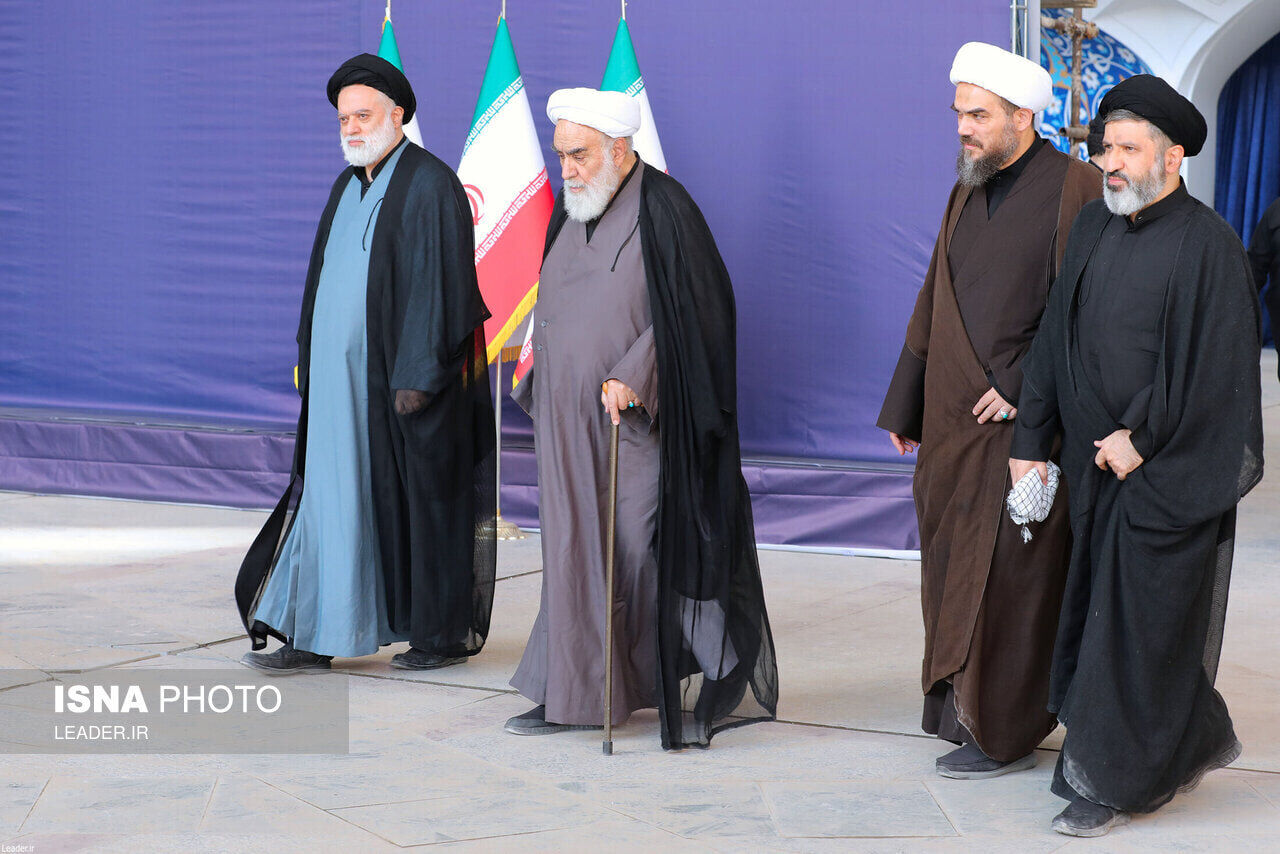 عکسی از فرزندان رهبر شهید انقلاب در کنار همسر شهیده بشری خامنه‌ای/ محمدی گلپایگانی هم بود