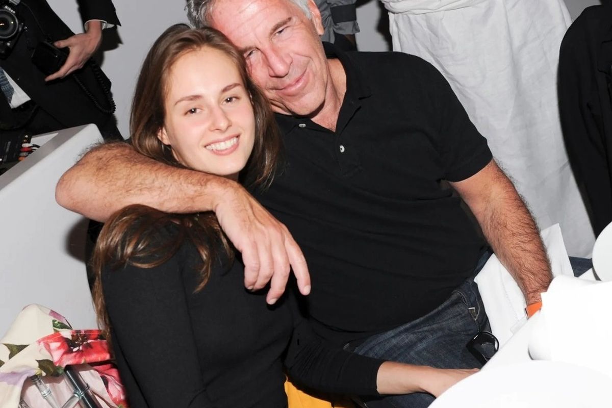 آیا اپستین از زن بلاروسیِ ۳۵ سال خود، پسری پنهانی داشته است؟