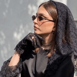بهنوش طباطبایی در حال تمرین تیراندازی بر روی اسب