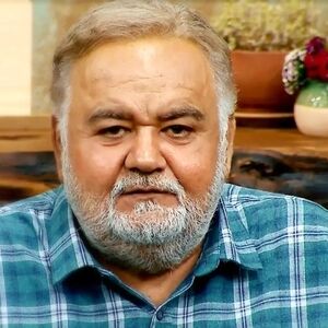 تصویری از سنگ قبر اکبر عبدی/ عکس