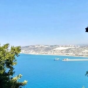 قدم زدن یک زوج در ساحلی در لبنان و پس زمینه حملات اسرائیل/ عکس