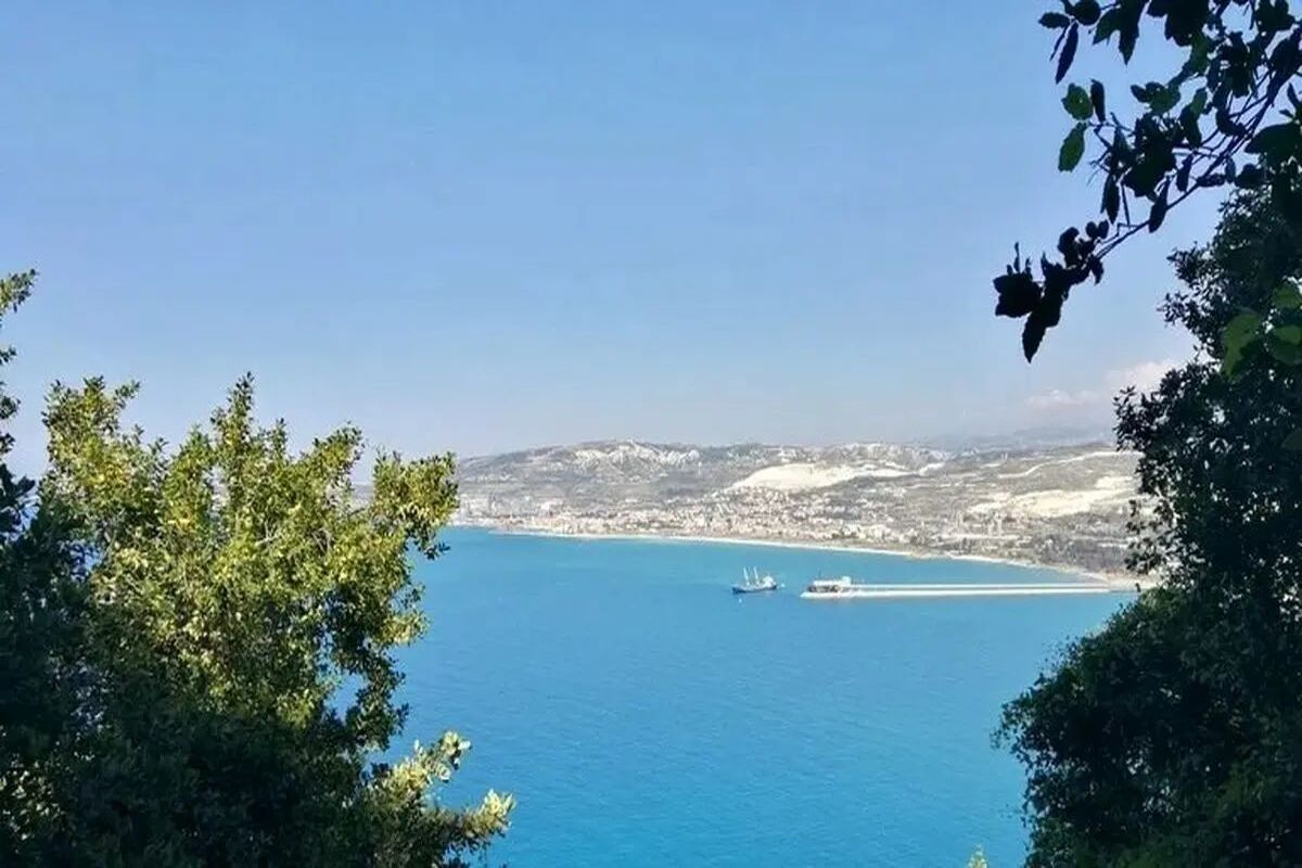 قدم زدن یک زوج در ساحلی در لبنان و پس زمینه حملات اسرائیل/ عکس