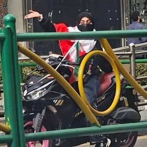 تصویری محال و ناممکن از سه دختر در خیابان‌های تهران