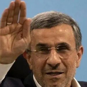 رفتار عجیب محمود احمدی‌نژاد در مراسم ختم خواهرش/ ویدئو