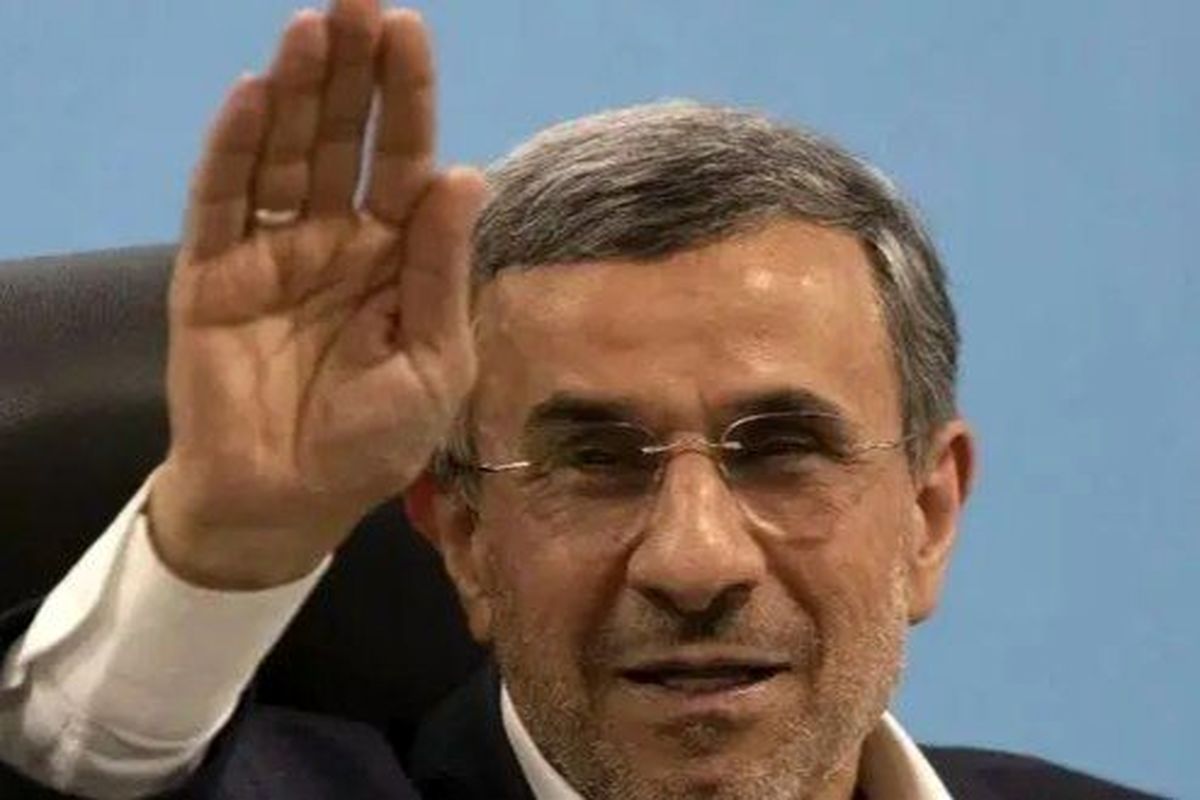 رفتار عجیب محمود احمدی‌نژاد در مراسم ختم خواهرش/ ویدئو