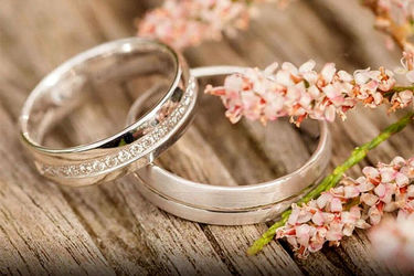 بنری عجیب در یک روستا درباره ازدواج/ عکس