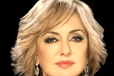 گوگوشِ محجبه در حال اجرا در پاریس/عکس