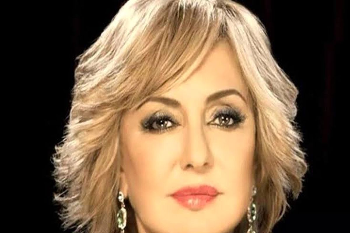 گوگوشِ محجبه در حال اجرا در پاریس/عکس