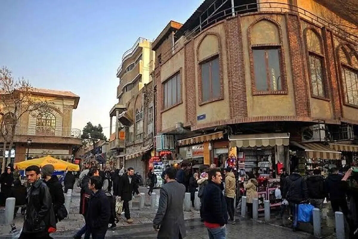 پیک‌های پیاده؛ وقتی فقر جای موتور را می‌گیرد