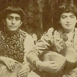 عکسی از یک گروه مطربی زنانه در زمان قاجار