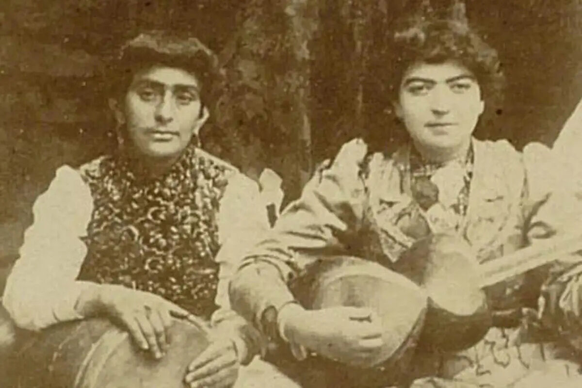 عکسی از یک گروه مطربی زنانه در زمان قاجار