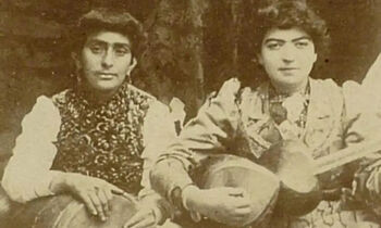 عکسی از یک گروه مطربی زنانه در زمان قاجار