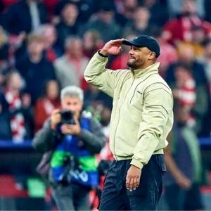 حمایت ویژه نماینده مجلس از پسرش با شال بایرن مونیخ!/ عکس