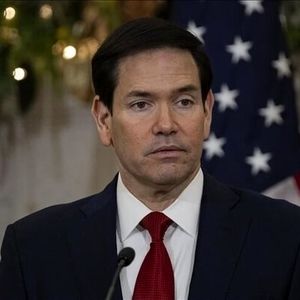  چهره مضطرب مارکو روبیو و همسرش در یکی از ورودی‌های کاخ سفید حین تیراندازی/ عکس